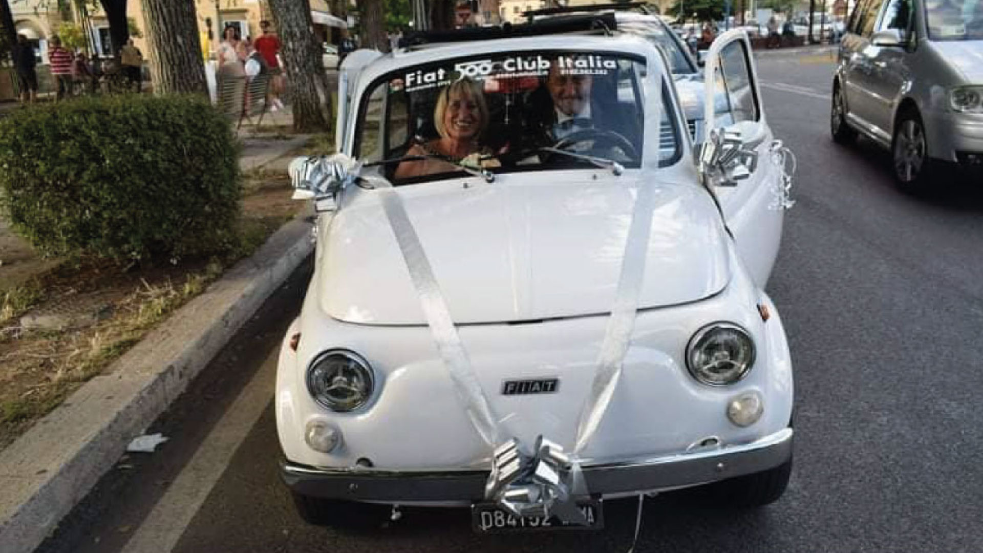 Due sposi novelli in una Fiat 500 della Roman Limousine Service di Massimiliano Dionisi