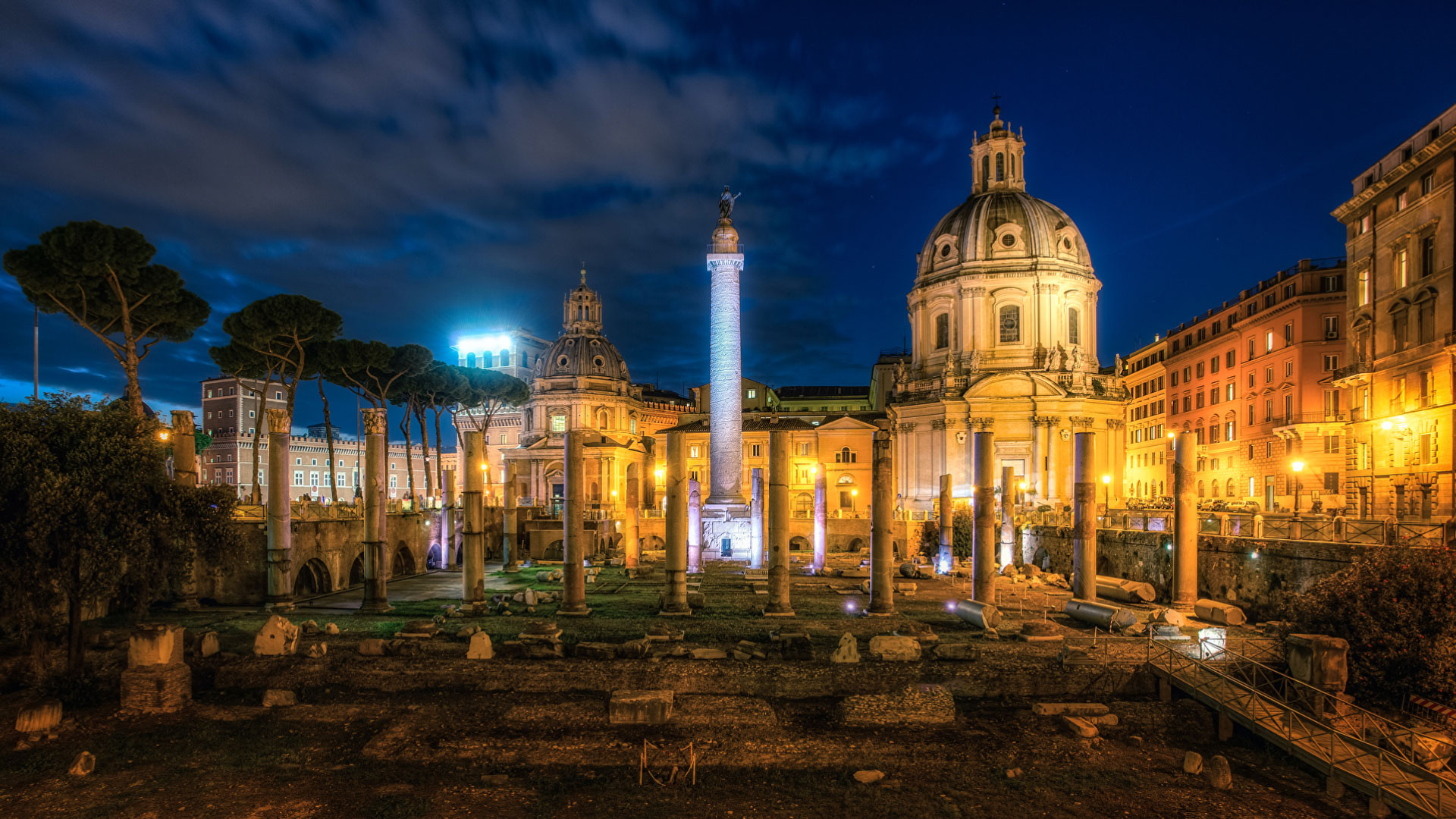 Rovine famose dell’Italia, Foro di Traiano a Roma illuminato di notte