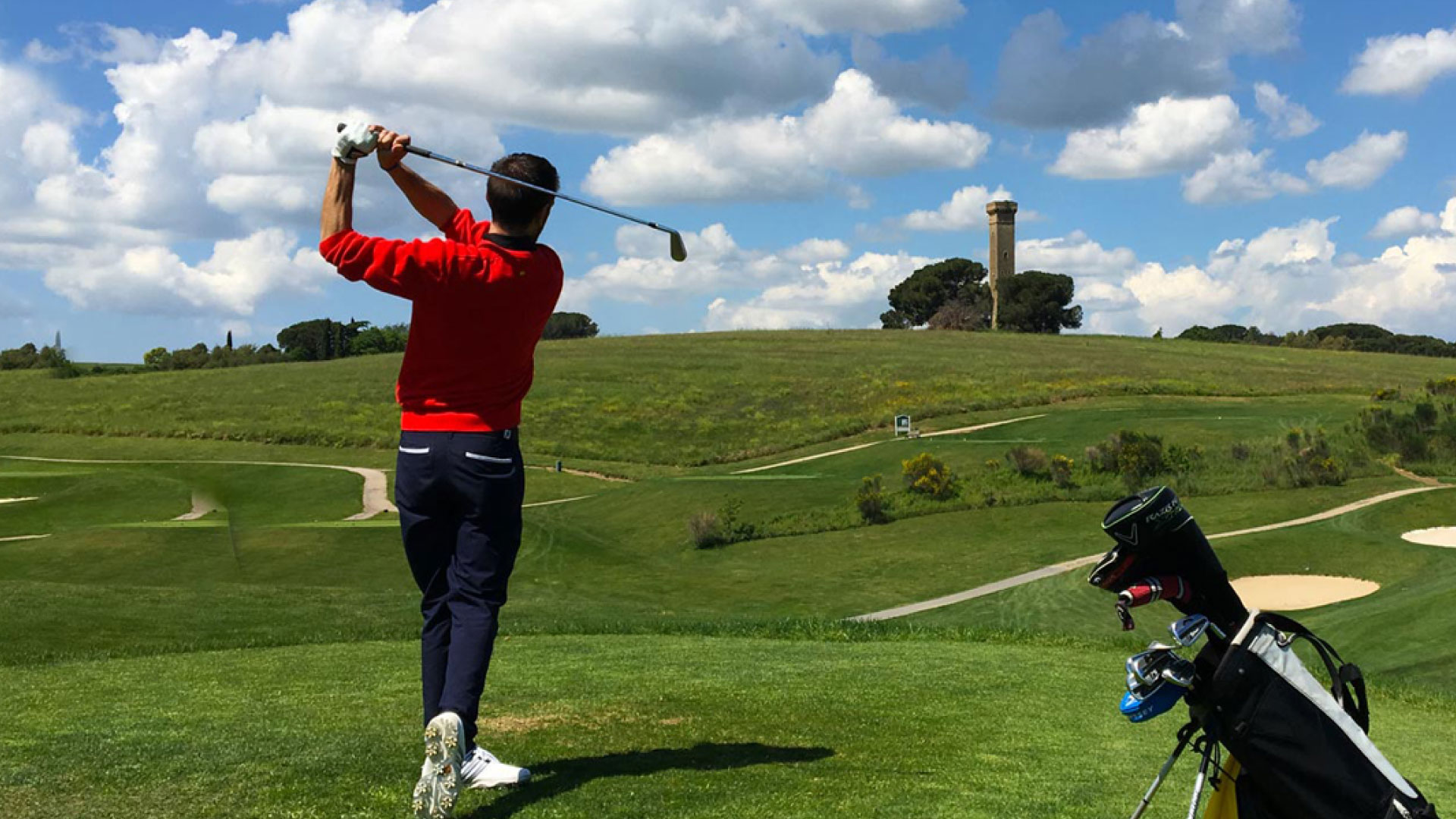 Golfista di spalle in uno dei centri di golf a Roma, usufruendo dei servizi esclusivi di trasferimento di Roman Limousine Service. Promuovere i Servizi della Roman Limousine Service nei Centri di Golf di Roma.