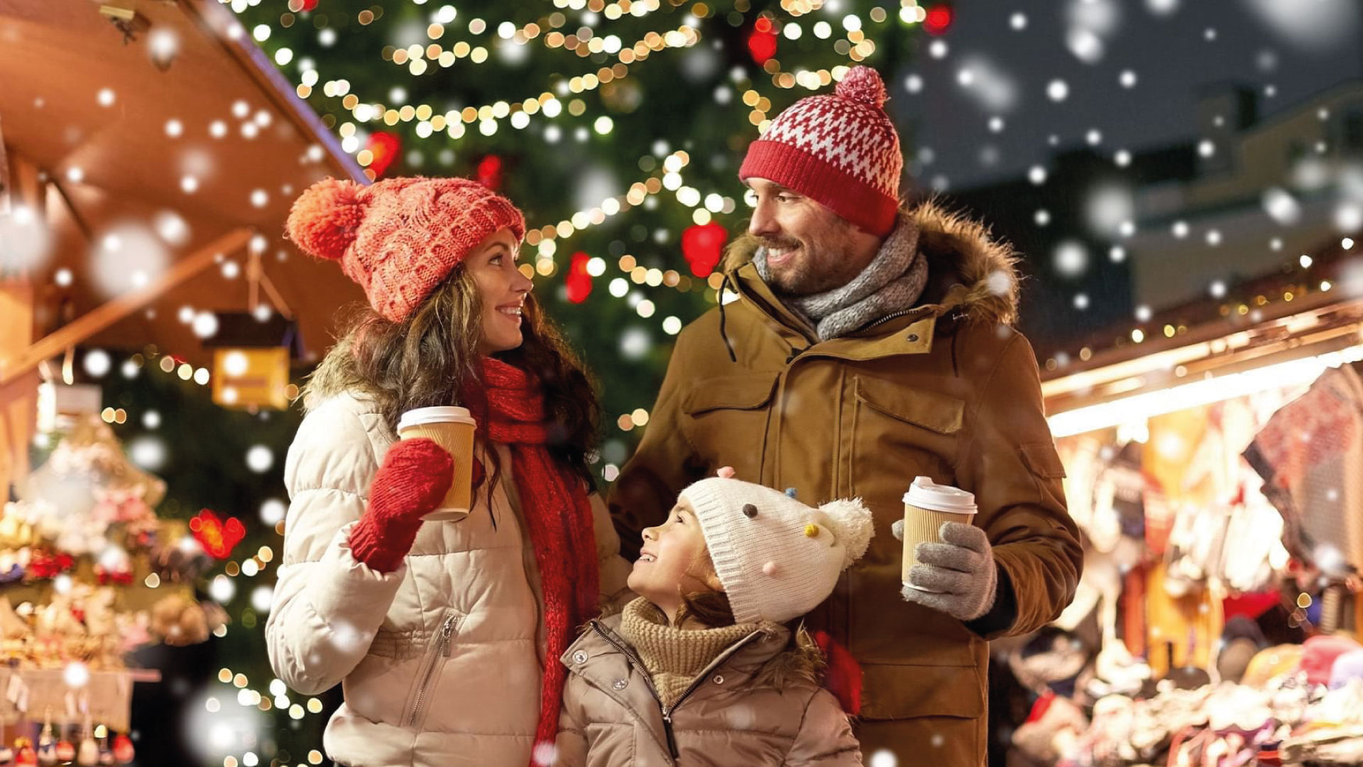 Famiglia felice tra le luci del villaggio di Babbo Natale a Vetralla. Un Natale da sogno con la Roman Limousine Service - Scopri la magia del Natale a Vetralla con servizi di lusso e comfort.