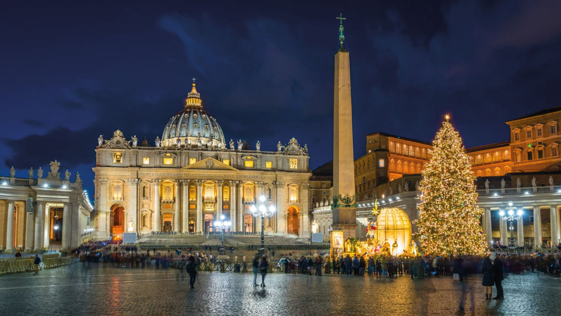 Decorazioni di Natale e luminarie con albero a Piazza San Pietro a Roma. Esperienza di lusso con Roman Limousine Service per un regalo di Natale perfetto.